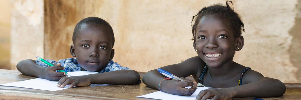 Entwicklungszusammenarbeit: Zwei Kinder in Afrika in der Schule